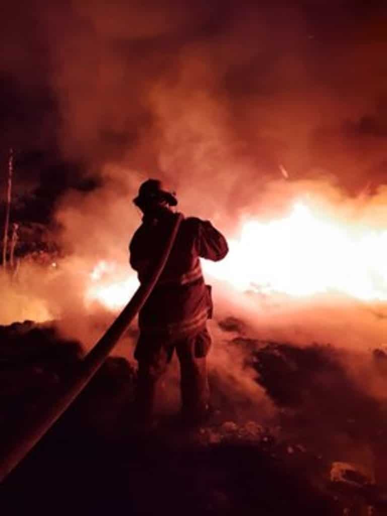 El incendio se reoprtó un basurero clandestino en Salinas Victoria