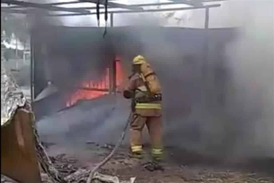 El incendió se registró en una bodega en Cosmópolis