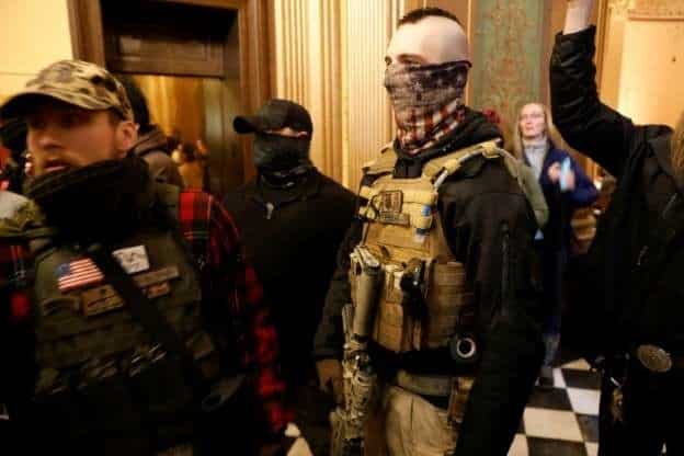 Protestan armados en Capitolio de Michigan