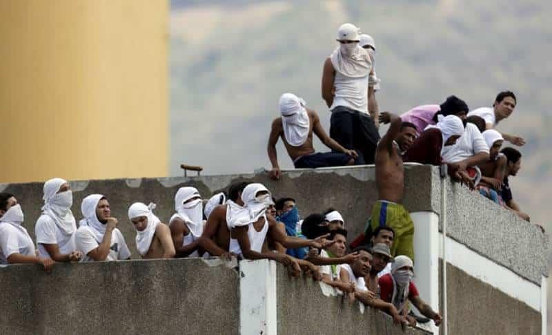Motín en cárcel de Venezuela deja 46 muertos y 50 heridos