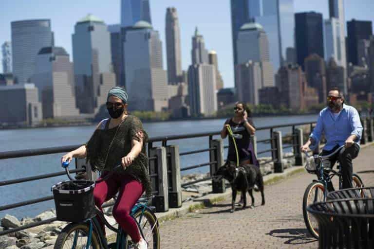 Neoyorquinos salen a refrescarse y alcalde teme rebote