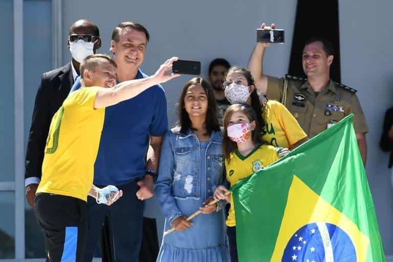 Asiste Bolsonaro a manifestación de apoyo militar