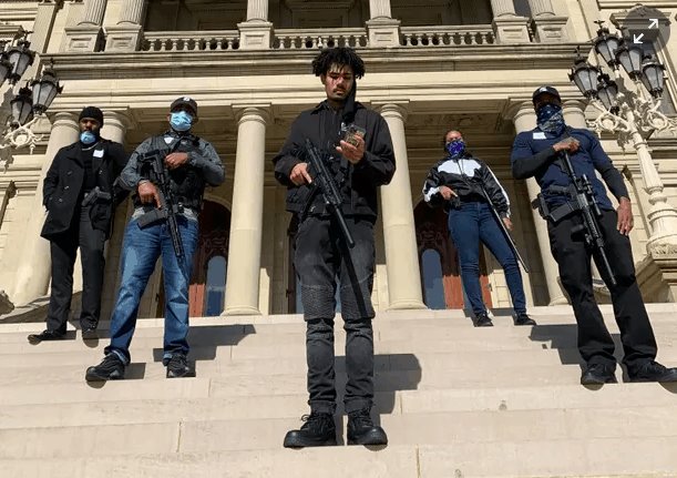 Activistas armados escoltan a legisladora de Michigan