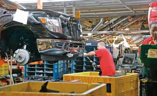 Covid-19 paraliza producción automotriz en México; cae 98%