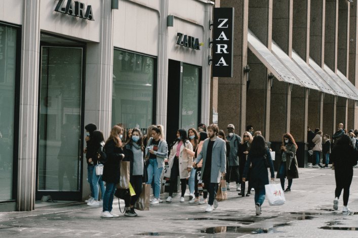 Gente hace fila para comprar en Zara por reapertura