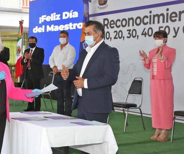 Reconoce NL a casi 4 mil docentes