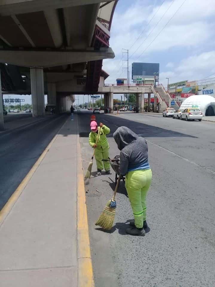 Limpian calles en Escobedo
