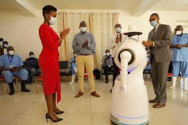 Ruanda empezará a usar cinco robots humanoides
