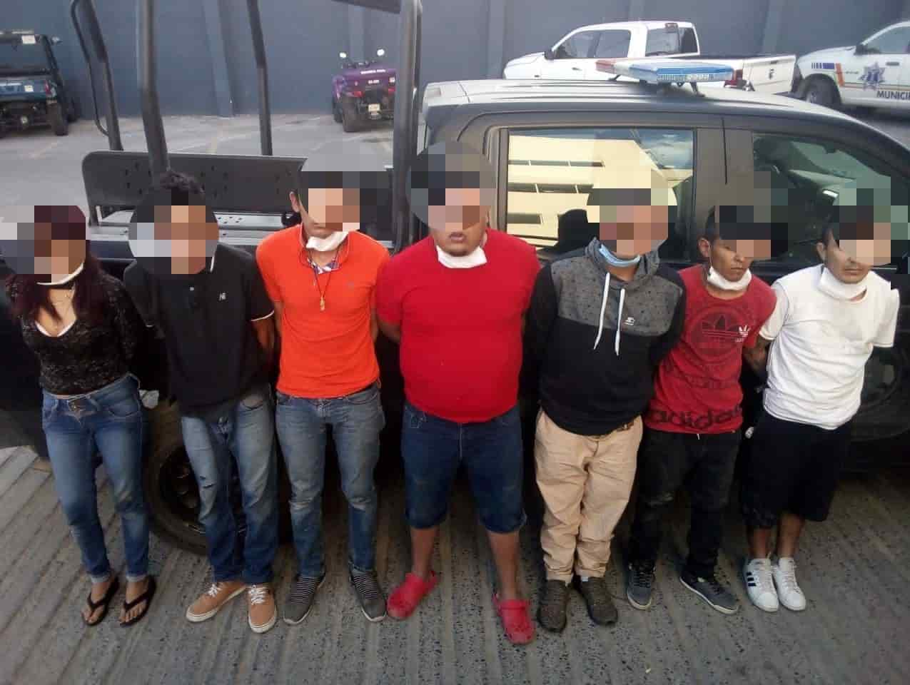 El grupo de siete narcomenudista portaban un arma de fuego y viajaban en dos taxis en los que amedrentaban a las personas