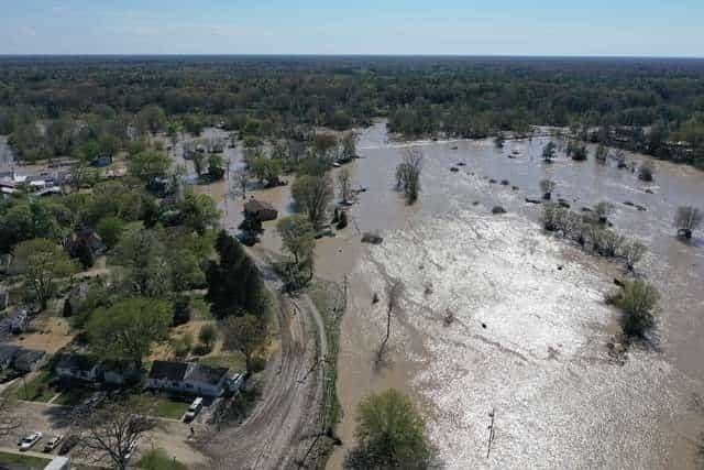 Evacuan a 10 mil en Michigan por rotura de represas