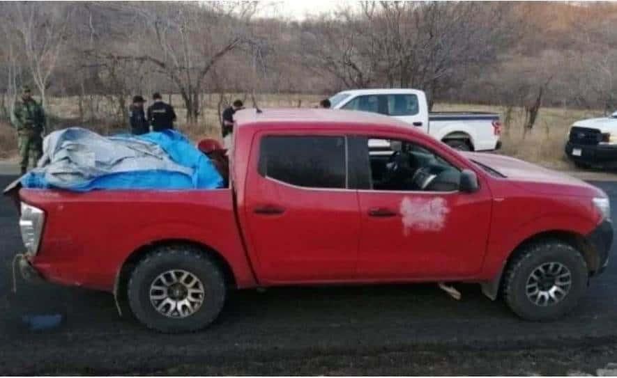 Hallan 12 cuerpos en camioneta abandonada en Michoacán