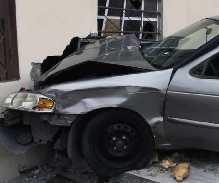 Auto se estrella contra domicilio en Colonia Mirasol