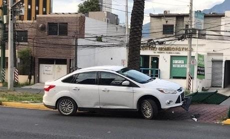 Abandonan auto con motor encendido en San Jerónimo