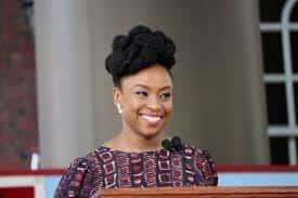 Chimamanda Ngozi Adichie, una feminista feliz africana…