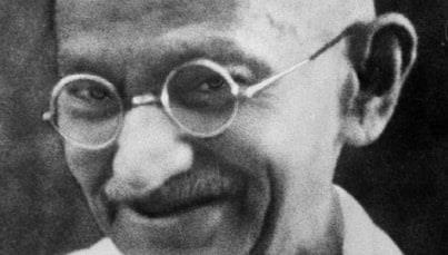 Gandhi la no violencia crítica, diferente de la pasividad