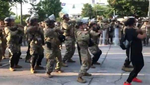 Guardia Nacional y manifestantes bailan “La Macarena”
