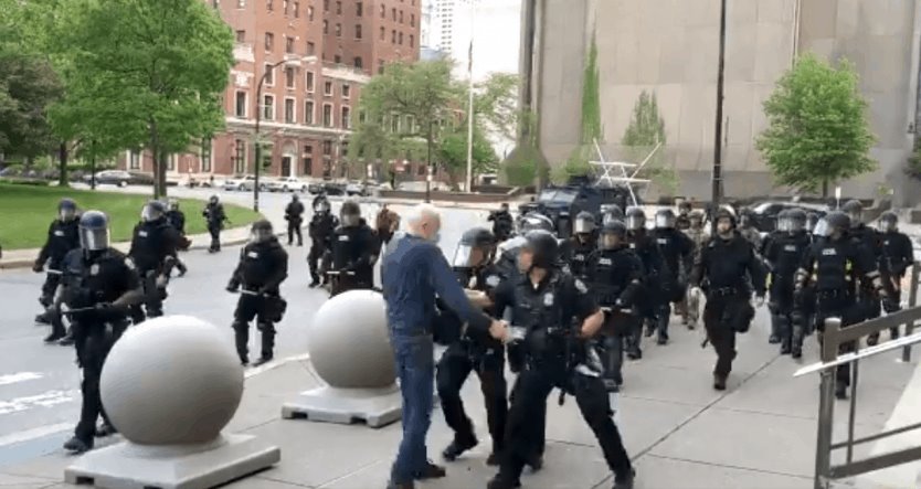 Arrestan a dos policías por empujar a manifestante en NY