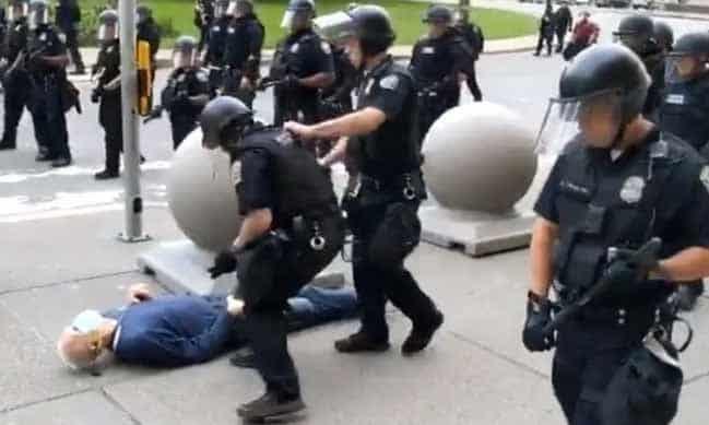 Montaje, caída de hombre empujado por policías