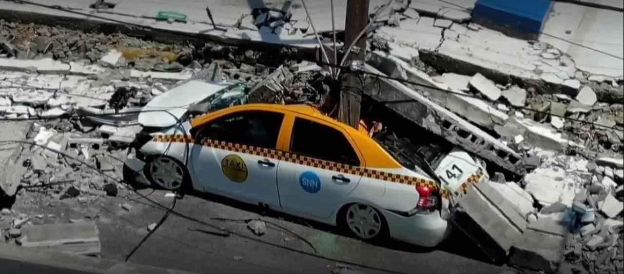 Barda aplasta taxi en Guadalupe