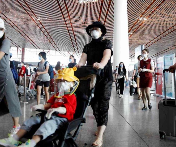 Pekín cancela vuelos y cierra escuelas  por rebrote