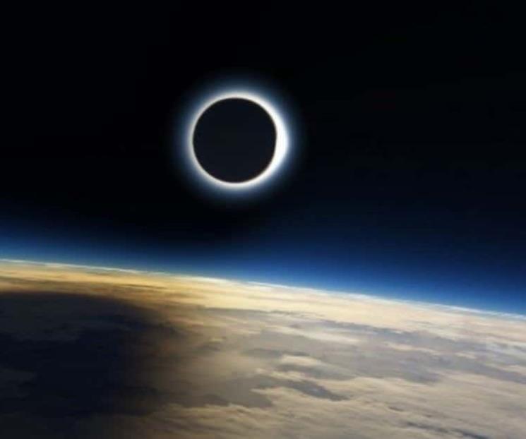 Filman un eclipse solar desde el borde del espacio