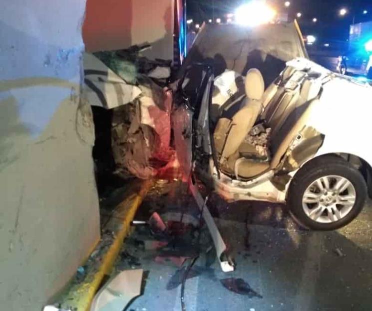 Muere en hospital conductora que se estrelló contra puente