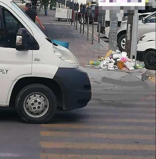 Detienen a hombre por tirar basura en plaza pública