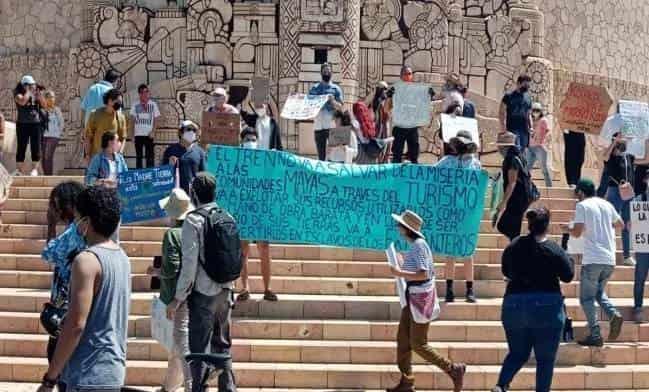 Marchan activistas en contra de obra de Tren Maya en Yucatán
