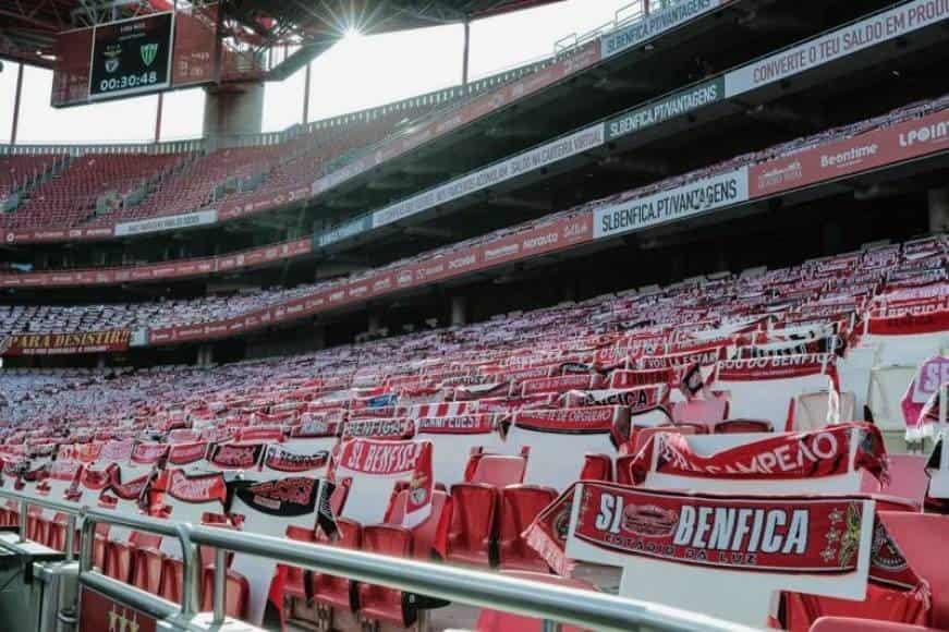 Tiene Benfica apoyo colosal de bufandas en su estadio