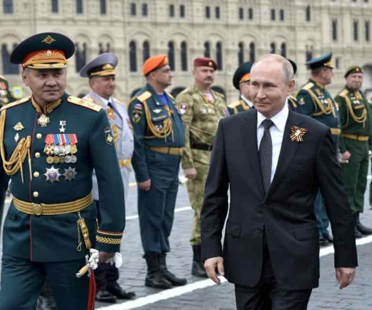 Pasa Putin revista a desfile militar