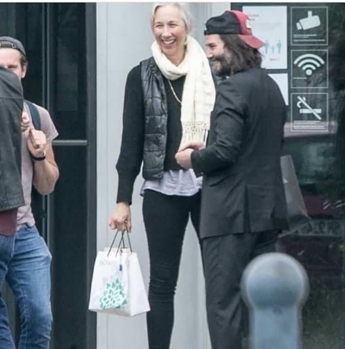 Keanu Reeves regresa al trabajo; se deja ver con su novia