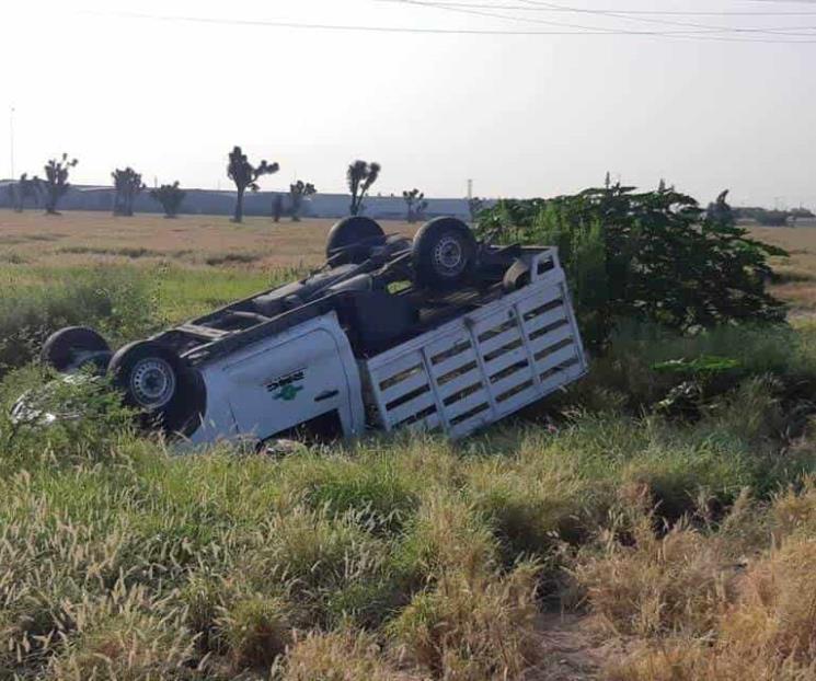 Conductor dormita y vuelca en Escobedo