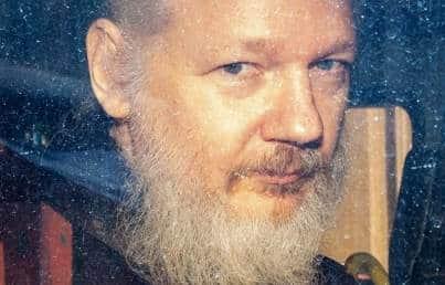 Enfrenta Assange más cargos