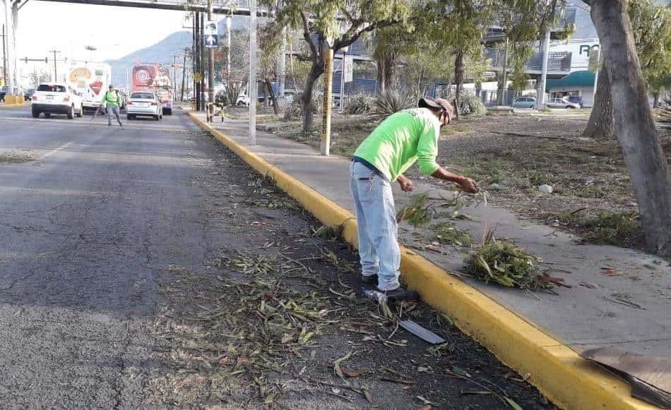 Limpian calles en Santa Catarina tras lluvias