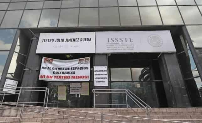Protestan trabajadores por el Teatro Jiménez Rueda