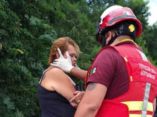 Mujer sale lesionada al estrellar camioneta en la Nacional