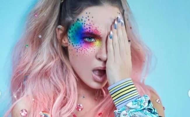 Belinda usa maquillaje de arcoíris para instagram