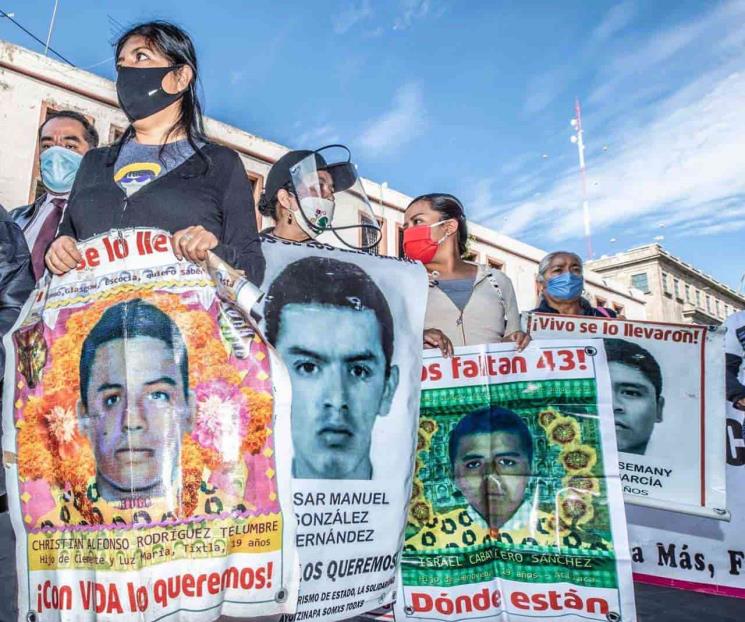 Familiares de los 43 normalistas llegan a Palacio Nacional