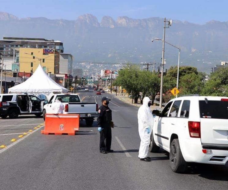 Se protegen policías para evitar contagios en San Pedro