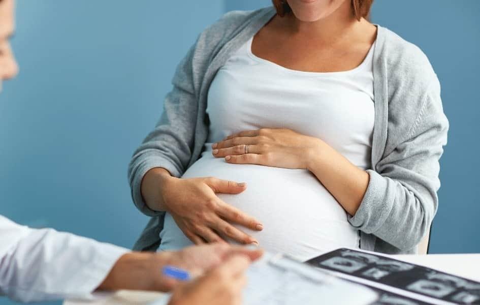 Muere mujer de coronavirus tras dar a luz