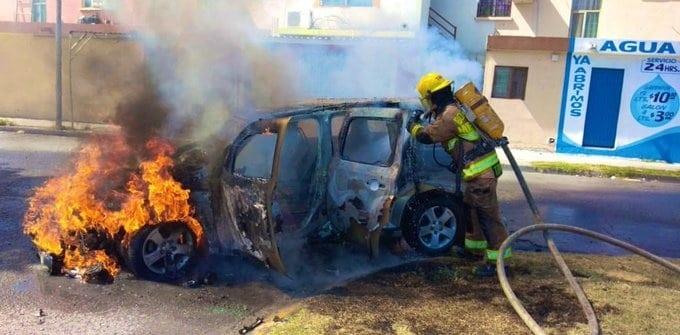 Se incendia auto en Apodaca