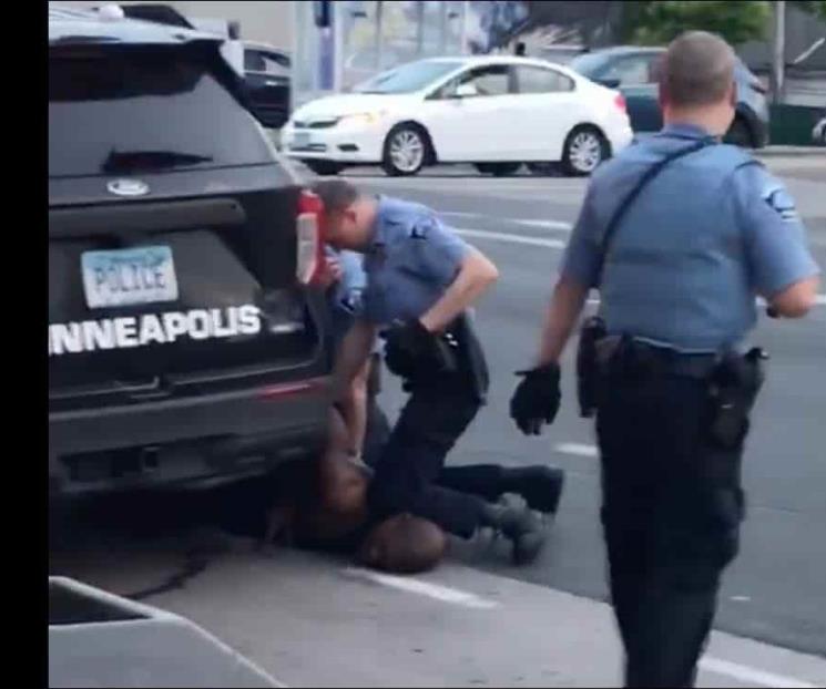 Videos policiales muestran arresto de Floyd