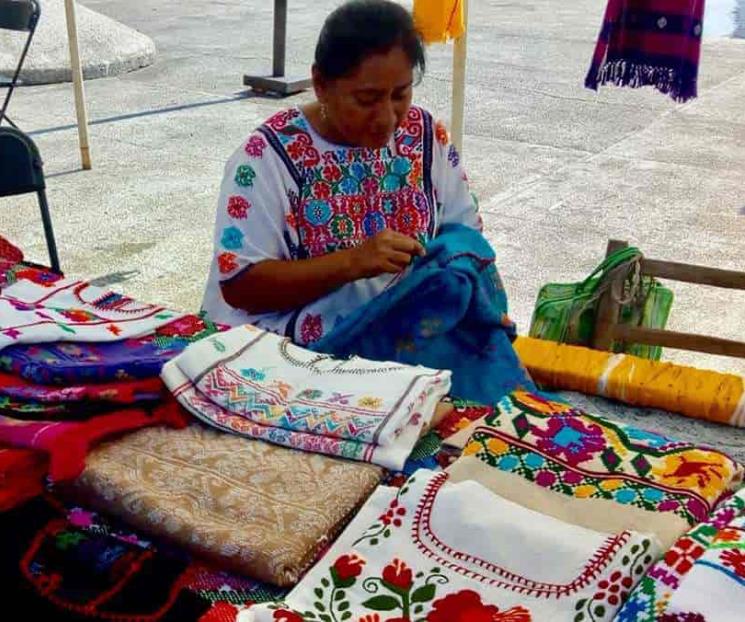 Entregan apoyos a artesanos de Puebla