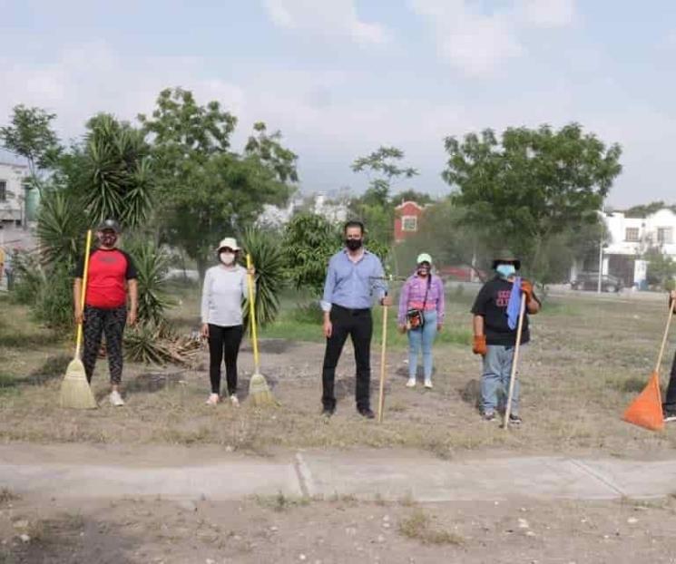 Continúan atendiendo parques en colonias de Juárez