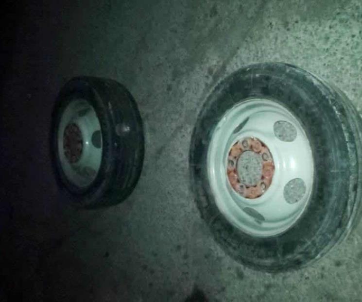 Detienen a 2 hombres por robo de neumáticos