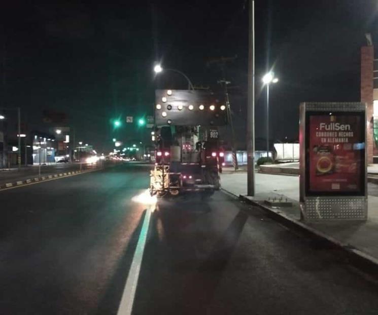 Siguen delimitando carriles por la noche en Monterrey
