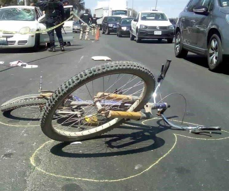 Muere menor ciclista al ser arrollado por auto