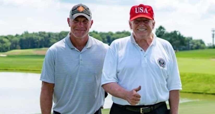 Se reúne Favre con Trump para jugar golf