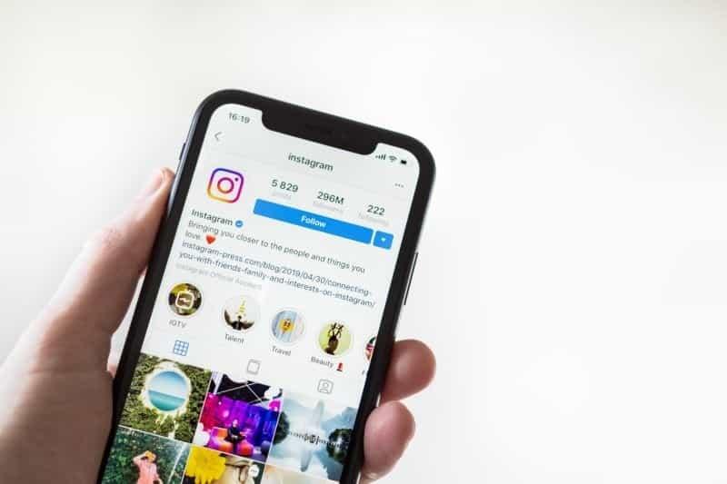 Instagram accede a tu cámara aunque no la hayas activado
