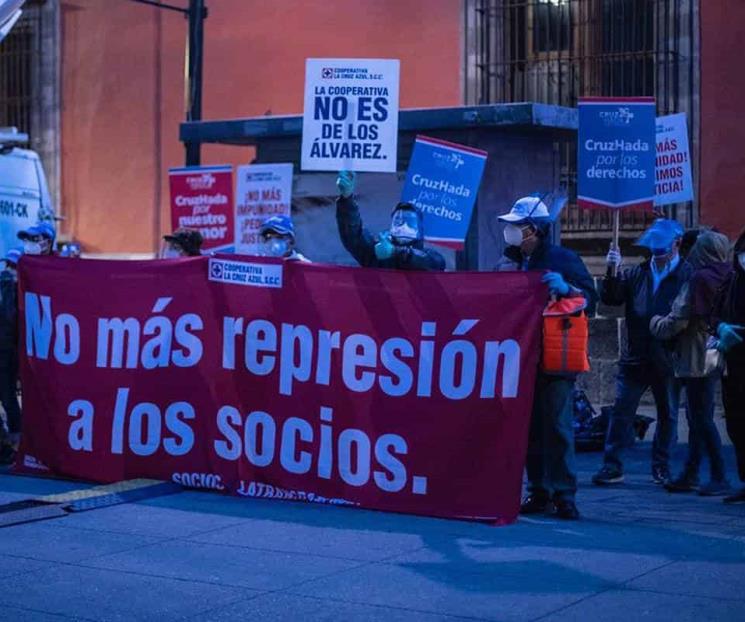 Cooperativistas de Cruz Azul se manifiestan en Palacio
